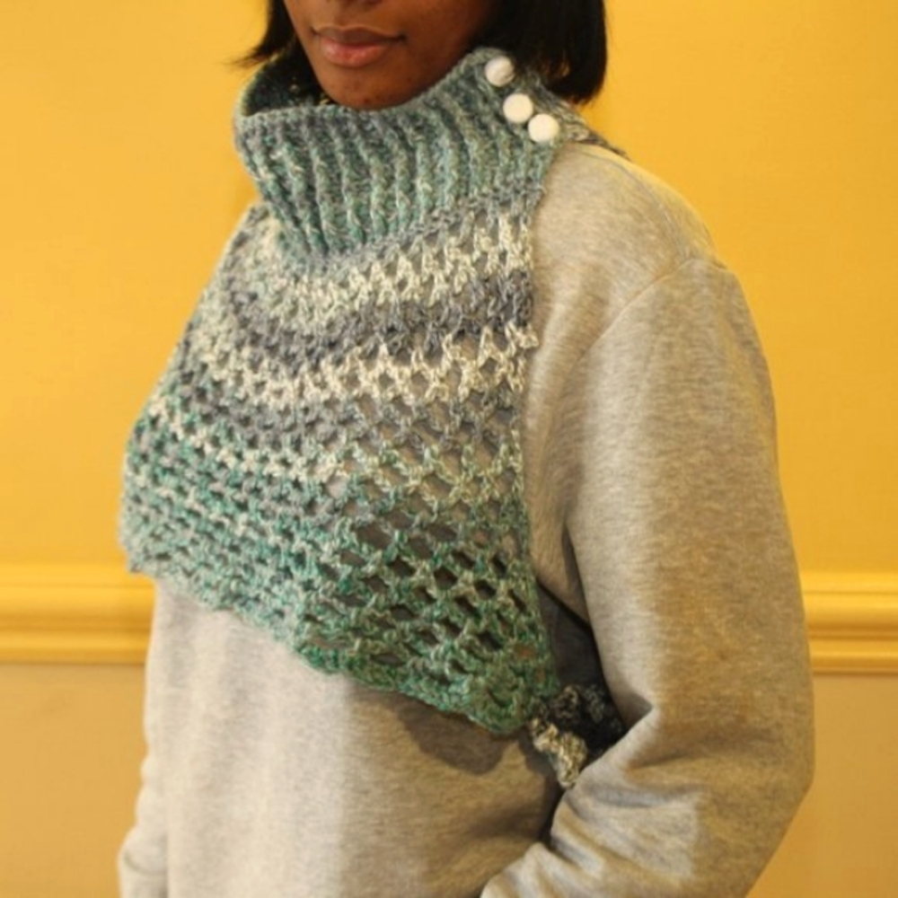 Handcrafted Striped Crochet Katniss Cowl Scarf in Yarn Blue White Green NEW